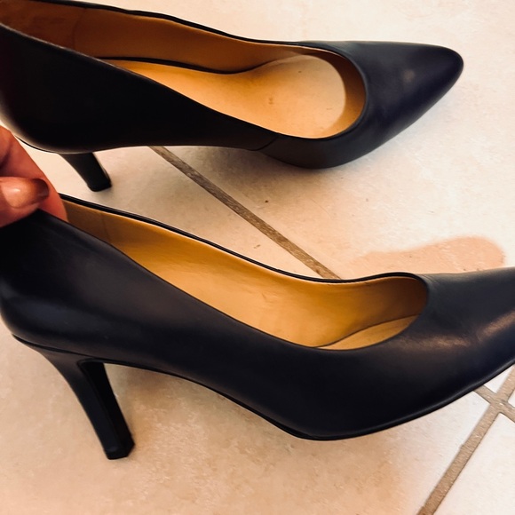 New Navy Heels - Picture 4 of 4